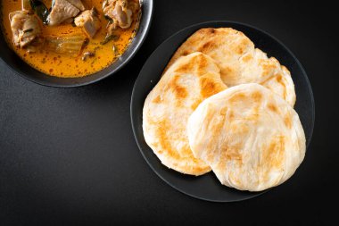 Körili tavuk çorbası Roti ile veya naan tavuk tikka masala - Asya yemeği tarzı