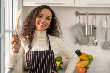 Mutfakta güzel bir Latin kadın portresi.