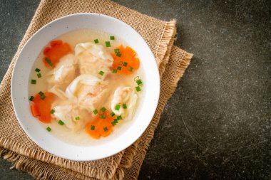 Beyaz kasede karides köftesi çorbası, Asya yemeği tarzı.
