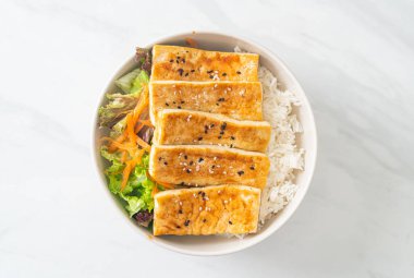 Teriyaki tofu pirinç kasesi - vejetaryen ve vejetaryen yemek tarzı