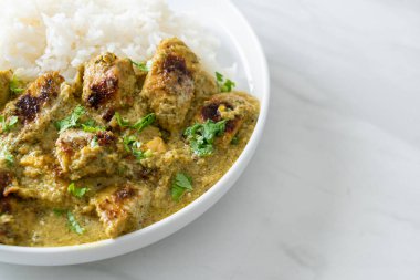 Yeşil körili Afgan tavuğu ya da Hariyali tikka tavuklu Hara masala - Asya usulü