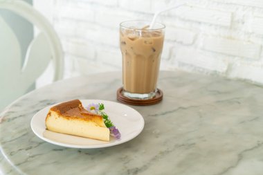 Bask Yanmış Cheesecake süslemesi. Beyaz tabakta çiçekler.