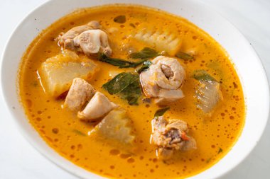 Körili tavuk çorbası Roti ile veya naan tavuk tikka masala - Asya yemeği tarzı