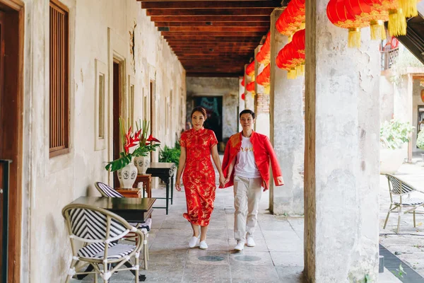 Щаслива Молода Азійська Пара Любить Китайські Традиційні Сукні Червоний Головним — стокове фото
