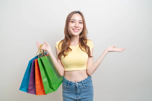 Retrato Hermosa Mujer Asiática Sosteniendo Bolsa Compras Sobre Fondo Blanco — Foto de Stock