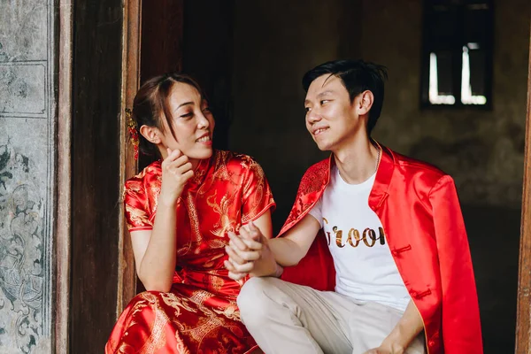 Gelukkig Jong Aziatisch Paar Liefde Chinese Traditionele Jurken Rood Belangrijkste — Stockfoto