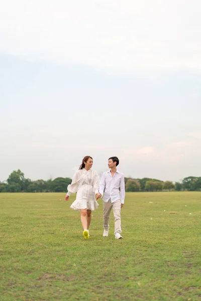 Gelukkig Jong Aziatisch Paar Bruid Bruidegom Kleding Klaar Voor Trouwen — Stockfoto