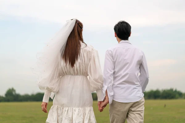 穿着新婚夫妇服装的快乐的年轻的亚洲夫妇准备结婚和结婚庆祝 — 图库照片