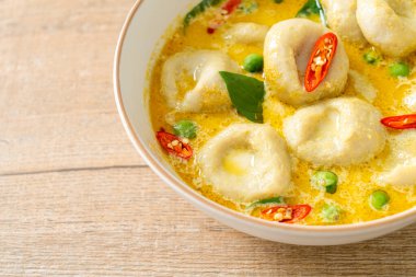 Balık köfteli yeşil köri çorbası - Tayland yemeği tarzı