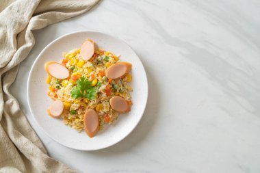 Sosisli pilav ve karışık sebze.