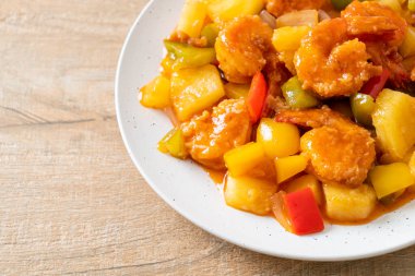 Kızarmış tatlı ve ekşi, tabakta karides, Asya usulü.