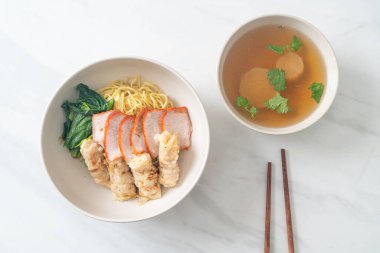 Barbekü Kırmızı Domuz eti ve Asya usulü Çorbalı Wonton Eriştesi.