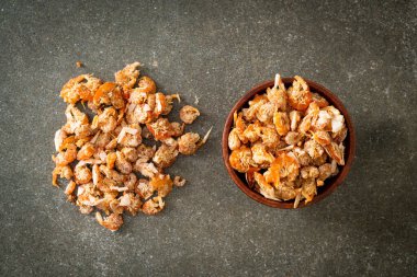 Kurutulmuş karides ya da kase içinde kurutulmuş tuzlanmış karides.