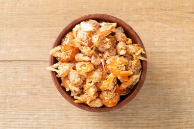 Kurutulmuş karides ya da kase içinde kurutulmuş tuzlanmış karides.