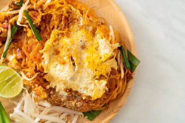 Pad Thai - Tayland usulü kızarmış erişte ve yumurta - Asya usulü