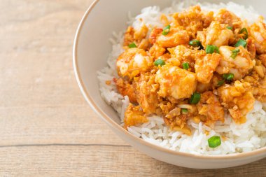 Sarımsaklı karides ve karides lapası.