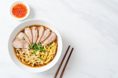 Kahverengi çorbada pişmiş ördekli yumurta eriştesi. Asya usulü.