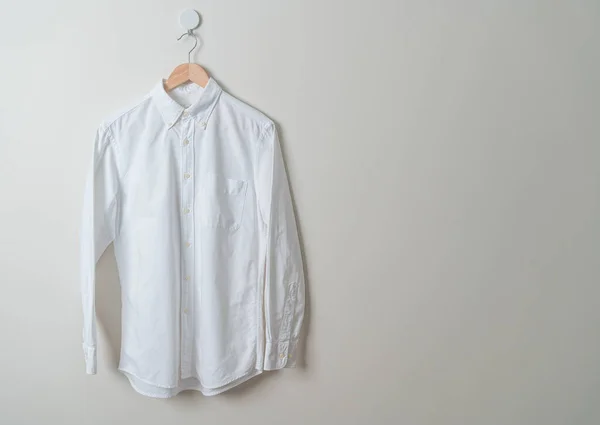 Pendurado Camisa Branca Com Cabide Madeira Parede — Fotografia de Stock