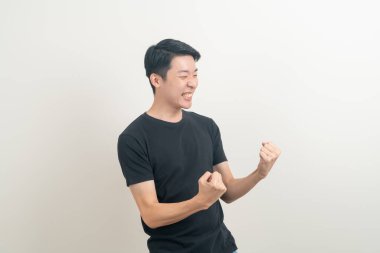 Beyaz arka planda başarılı bir Asyalı genç adam