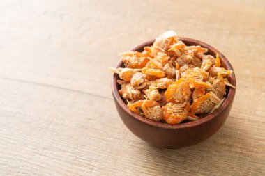 Kurutulmuş karides ya da kase içinde kurutulmuş tuzlanmış karides.