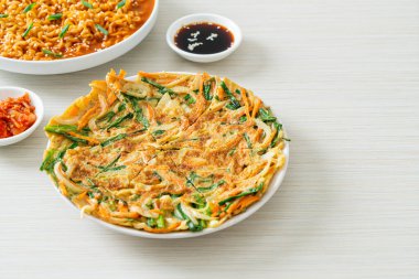 Pajeon veya Kore gözlemesi veya Kore pizzası - Asya yemeği tarzı
