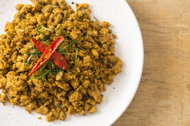 Sarı köri ezmesiyle kızartılmış domuz eti Kua Kling, Tayland 'ın geleneksel yemeklerinden biridir.