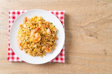 Tayland usulü ev yapımı kızarmış karides. Asya usulü.