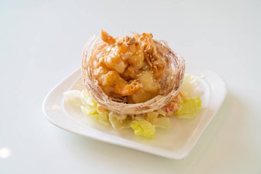 Kızarmış karides ve salata kremalı ve mayonezli taro sepeti.