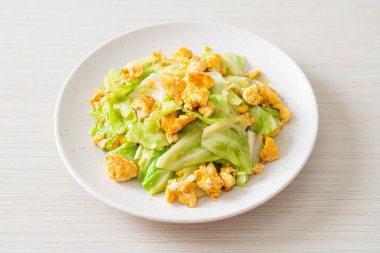 Ev yapımı kızarmış lahana ve tabakta yumurta.