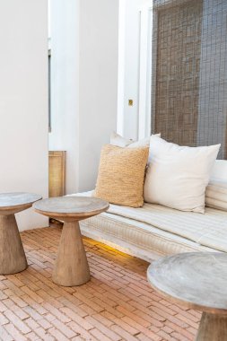 Güzel ve rahat yastıklar kanepede süslenir.