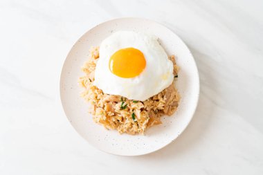 Japon usulü kızarmış pilav ve kızarmış yumurta. Asya usulü.