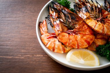 Izgara kaplan karidesi ya da limonlu karides.