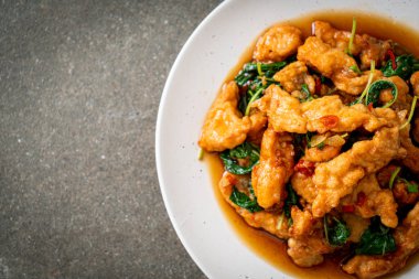 Tayland usulü fesleğen ve biberli kızarmış balık. Asya usulü.