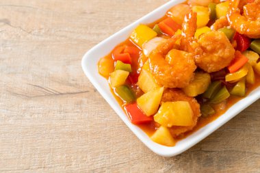 Kızarmış tatlı ve ekşi, tabakta karides, Asya usulü.