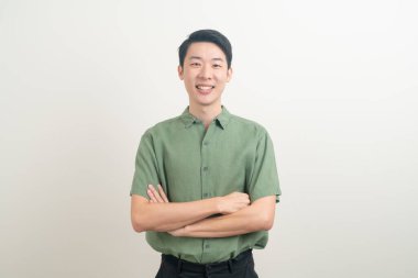 Beyaz arka planda gülümseyen mutlu Asyalı genç adam portresi