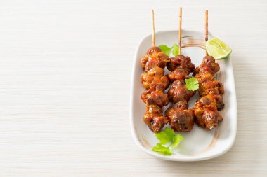 Izgara tavuk şişi. Tabakta baharat ve şifalı otlar var.