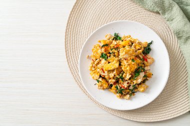 Tayland fesleğeni ve biberli sahanda yumurta Asya usulü.