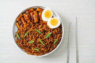Jjajang Rabokki - Kore hazır eriştesi veya Kore pirinçli Ramyeon veya Tteokbokki ve siyah fasulye soslu yumurta - Kore yemeği tarzı