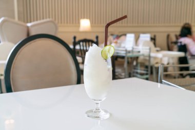 Kafe ve restoranda limonlu buzlu içecek bardağı.