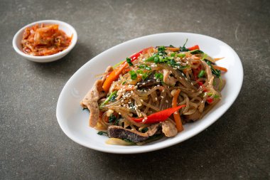 Japchae ya da karışık Kore vermicelli erişte sebzeli ve üzerine beyaz susamlı domuz eti - Kore geleneksel yemek tarzı