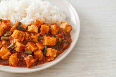 Mapo Tofu - Geleneksel Sichuan yemeği ipek tofu ve kıyma, acı biber yağı ve Sichuan biberleri ile doldurulmuş mala tadında - Asya yemek tarzı