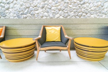 Balkonunda yastık olan boş bir bahçe sandalyesi.