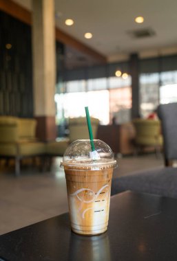 Kahve dükkanındaki karamelli macchiato kahve fincanı.