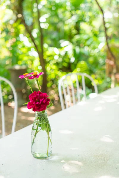 Красива Квітка Троянди Вазі Прикрашена Столі Ресторані Кафе — стокове фото