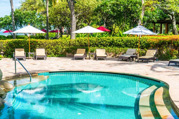 Beautiful Tropical Beach Sea Umbrella Chair Swimming Pool Hotel Resort — Stock Photo, Image