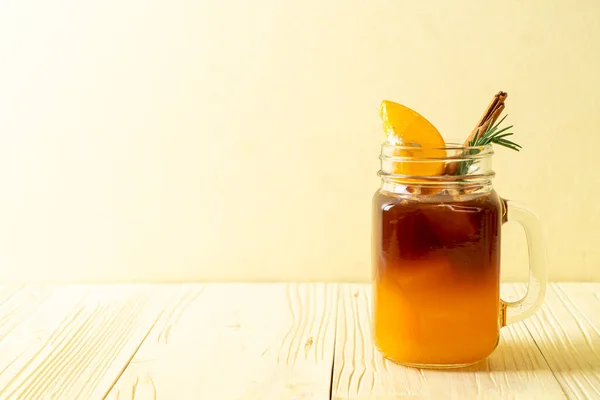 Ein Glas Amerikanischer Schwarzer Kaffee Und Eine Schicht Orangen Und — Stockfoto