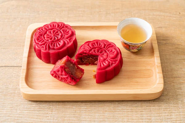 Chinesischer Mondkuchen Erdbeere Rote Bohnen Geschmack Auf Holzteller — Stockfoto