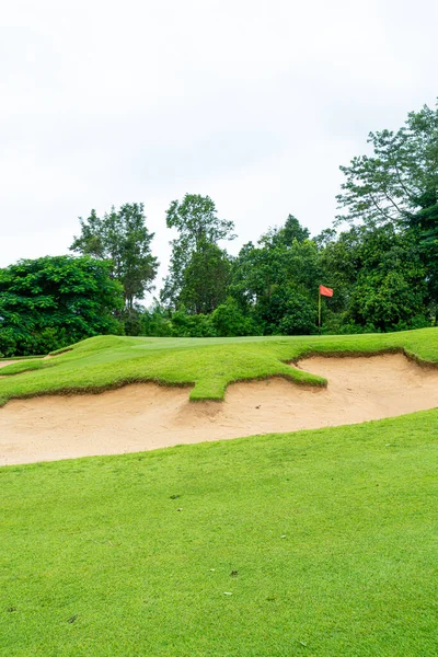 Green Sand Bunkers Golf Course Mountain Hill Background — ストック写真