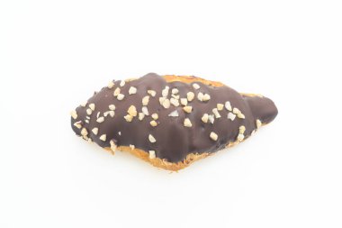 Beyaz arka planda çikolatalı ve fındıklı kruvasan.