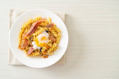 Carbonara fusilli makarna baharatlı pastırma - İtalyan yemeği tarzı.